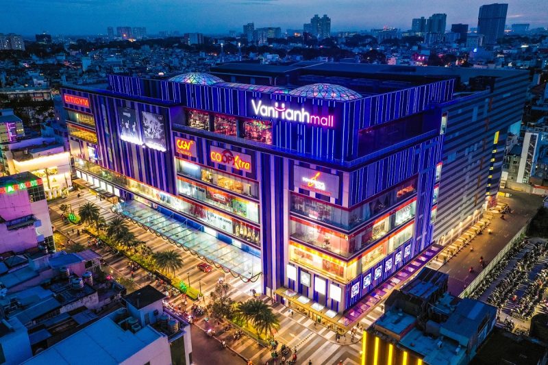 van-hanh-mall-gan-charmington-la-pointe